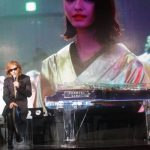 YOSHIKI、サンタ帽被ってピアノ演奏 3年ぶりのディナーショー開催も発表