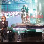 YOSHIKI、サンタ帽被ってピアノ演奏 3年ぶりのディナーショー開催も発表