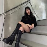 NMB48 安田桃寧、ニーハイブーツでセクシー&カッコいい美脚見せつけ!