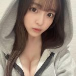 由良朱合、パーカーかぶり美谷間チラ見せ「めちゃくちゃ好き」