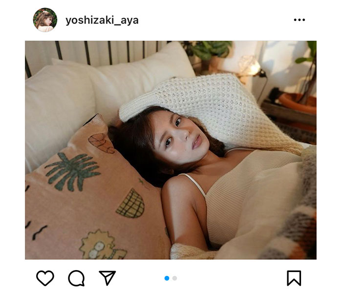 吉崎綾、彼女感強めな添い寝風ショットにドキドキ「こんな朝毎日迎えたい」