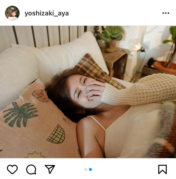 吉崎綾、彼女感強めな添い寝風ショットにドキドキ「こんな朝毎日迎えたい」