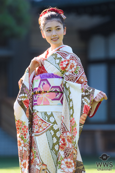小芝風花、白地の晴れ着姿を華やかに披露 ＜オスカープロモーション新春晴れ着撮影会＞