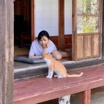 AKB48 小栗有以、猫と一緒に縁側でゴロゴロ 写真集オフショット公開