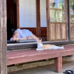 AKB48 小栗有以、猫と一緒に縁側でゴロゴロ 写真集オフショット公開