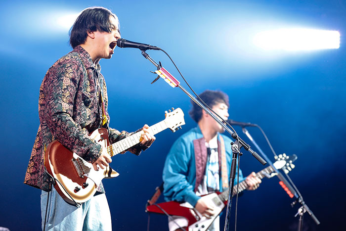 【ライブレポート】マカロニえんぴつ、2021年総決算ライブで歌った曲とは？「今年のライブ納めなので好きな曲を演りたかった！」＜COUNTDOWN JAPAN 21/22＞