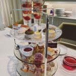 石川恋、リッチ感ある衣装で素敵レディなオフショットを公開