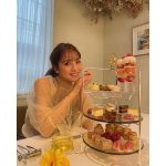 石川恋、リッチ感ある衣装で素敵レディなオフショットを公開