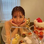 石川恋、リッチ感ある衣装で素敵レディなオフショットを公開