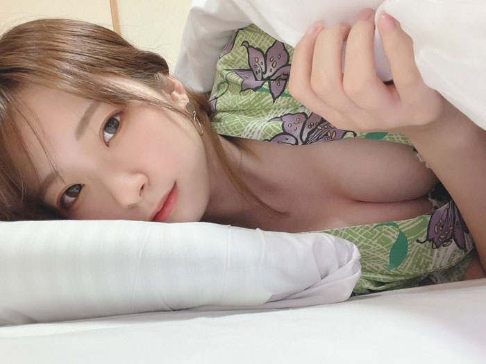コスプレイヤー・紅羽りお、はだけ浴衣の添い寝風ショットで胸元チラリ