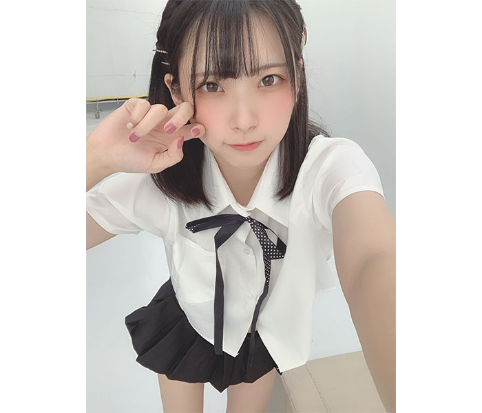 コスプレイヤー・紅羽りお、ミニ丈制服コーデで魅せる美脚に釘付け！