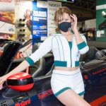 レースクイーン・こんのなな、S字ラインを美麗ボディを大胆披露!!＜東京オートサロン2022＞