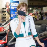 レースクイーン・こんのなな、S字ラインを美麗ボディを大胆披露!!＜東京オートサロン2022＞