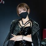 レースクイーン・新唯、黒光りのミニ丈ワンピースで美脚披露 ＜東京オートサロン2022＞