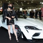 レースクイーン・新唯、黒光りのミニ丈ワンピースで美脚披露 ＜東京オートサロン2022＞