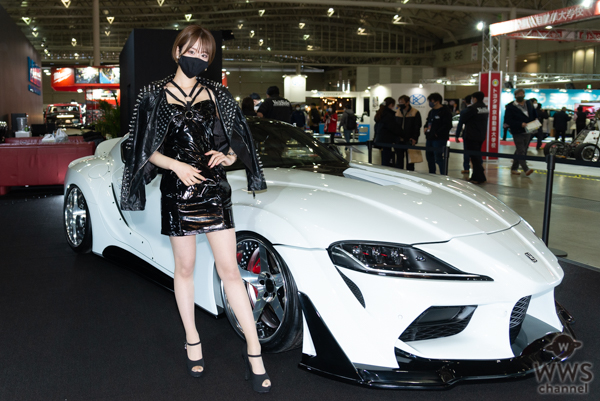 レースクイーン・新唯、黒光りのミニ丈ワンピースで美脚披露 ＜東京オートサロン2022＞
