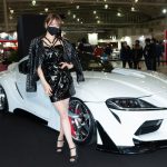 レースクイーン・新唯、黒光りのミニ丈ワンピースで美脚披露 ＜東京オートサロン2022＞