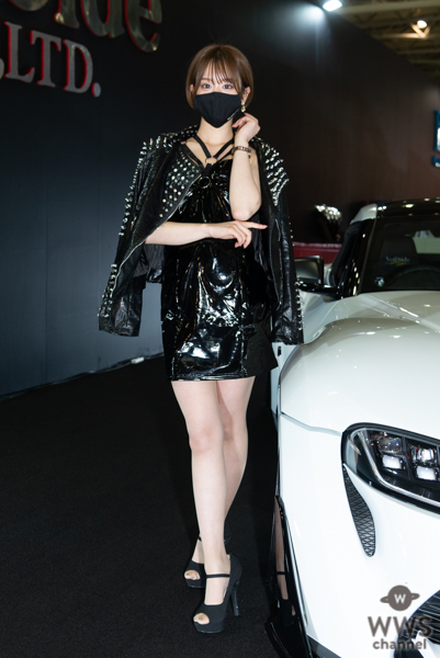 レースクイーン・新唯、黒光りのミニ丈ワンピースで美脚披露 ＜東京オートサロン2022＞