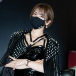 レースクイーン・新唯、黒光りのミニ丈ワンピースで美脚披露 ＜東京オートサロン2022＞