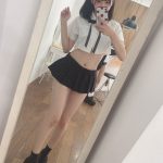 コスプレイヤー・紅羽りお、ミニ丈制服コーデで魅せる美脚に釘付け！