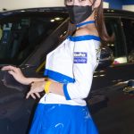 レースクイーン・引地裕美、青と白の爽やかコスチュームを披露＜東京オートサロン2022＞