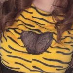 花咲れあ、胸元スケスケのトラ柄コスチューム披露