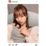 飯田みなみ、お団子ヘアの自撮りショットで際立つ透明肌
