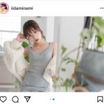 飯田みなみ、お団子ヘアの自撮りショットで際立つ透明肌