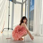 小嶋陽菜、肩出しセクシーな美脚コーデで春待ち望み