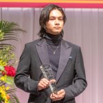 北村匠海、黒のスーツ姿で表彰式に登壇「ジュエリーに負けないようにいろんなものを届けていきたい」＜第33回 日本ジュエリーベストドレッサー賞＞