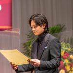 北村匠海、黒のスーツ姿で表彰式に登壇「ジュエリーに負けないようにいろんなものを届けていきたい」＜第33回 日本ジュエリーベストドレッサー賞＞