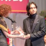 北村匠海、黒のスーツ姿で表彰式に登壇「ジュエリーに負けないようにいろんなものを届けていきたい」＜第33回 日本ジュエリーベストドレッサー賞＞