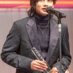 北村匠海、黒のスーツ姿で表彰式に登壇「ジュエリーに負けないようにいろんなものを届けていきたい」＜第33回 日本ジュエリーベストドレッサー賞＞