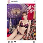 三上悠亜、振袖バックにランジェリー姿で「あけおめ」