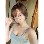 真奈「むにむにする？」。タンクトップ姿の自撮りで美デコルテ披露