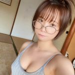 真奈「むにむにする？」。タンクトップ姿の自撮りで美デコルテ披露