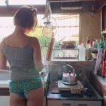 真奈「むにむにする？」。タンクトップ姿の自撮りで美デコルテ披露