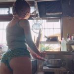 真奈「むにむにする？」。タンクトップ姿の自撮りで美デコルテ披露