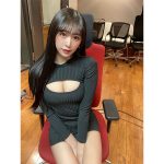 真島なおみ、気合を入れた美谷間丸見えなニットワンピースコーデ披露