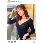 桃月なしこ、ボディスーツであらわな美ボディライン