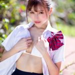 夏本あさみ、制服脱いで美バスト&美尻チラ見せ