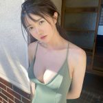 真っ白なキャンバス・小野寺梓、大人セクシーな眼差しを向けたふんわり美バストの水着オフショット公開