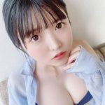 真っ白なキャンバス 小野寺梓、羽織シャツ姿のビキニオフショットで透明肌全開!!