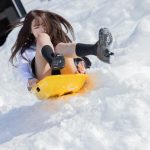 コスプレイヤー・白田まい、ソリから転げ落ちる「ラッキースケベ」ショットに歓喜の声