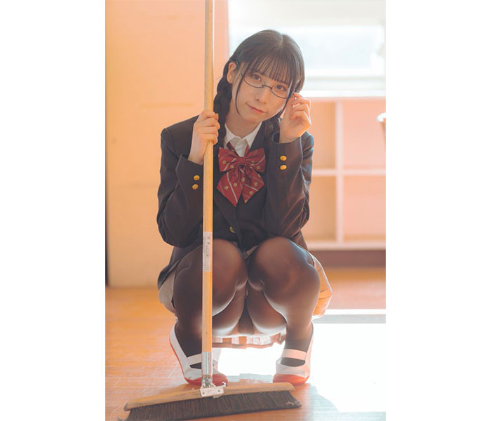コスプレイヤー・紗愛、制服メガネコスプレで大胆パンチラ!!