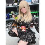 コスプレイヤー・シスル、ミニスカ黒衣装で魅せる絶対領域