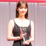 佐々木希、黒のドレスコーデで表彰式に登壇「内側から輝ける女性になれるように頑張りたい」＜第33回 日本ジュエリーベストドレッサー賞＞