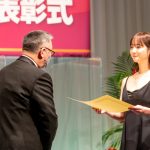 佐々木希、黒のドレスコーデで表彰式に登壇「内側から輝ける女性になれるように頑張りたい」＜第33回 日本ジュエリーベストドレッサー賞＞