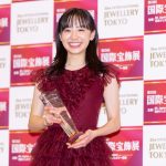 芦田愛菜、初めて身につけたジュエリーに「とても身が引き締まります」＜第33回 日本ジュエリーベストドレッサー賞＞