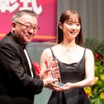 佐々木希、黒のドレスコーデで表彰式に登壇「内側から輝ける女性になれるように頑張りたい」＜第33回 日本ジュエリーベストドレッサー賞＞